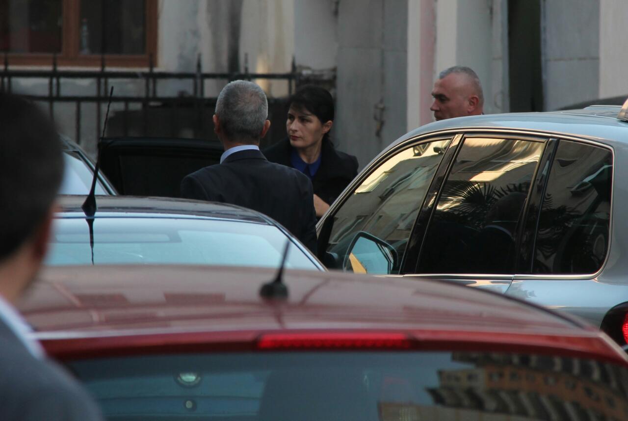 FOTO/ Llalla kalon çastet e fundit në Prokurorinë e Përgjithshme, vjen Arta Marku e shoqëruar nga garda