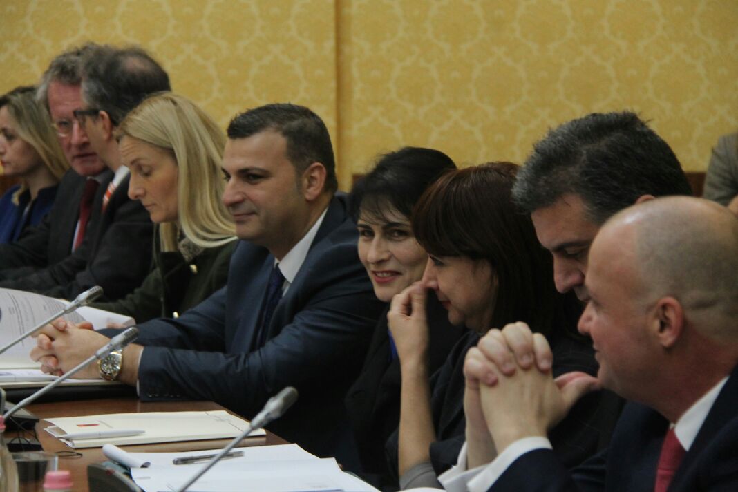 FOTO/ S’e kishit parë kurrë Arta Markun të qeshur, ja si duket Kryeprokurorja në daljen e parë publike