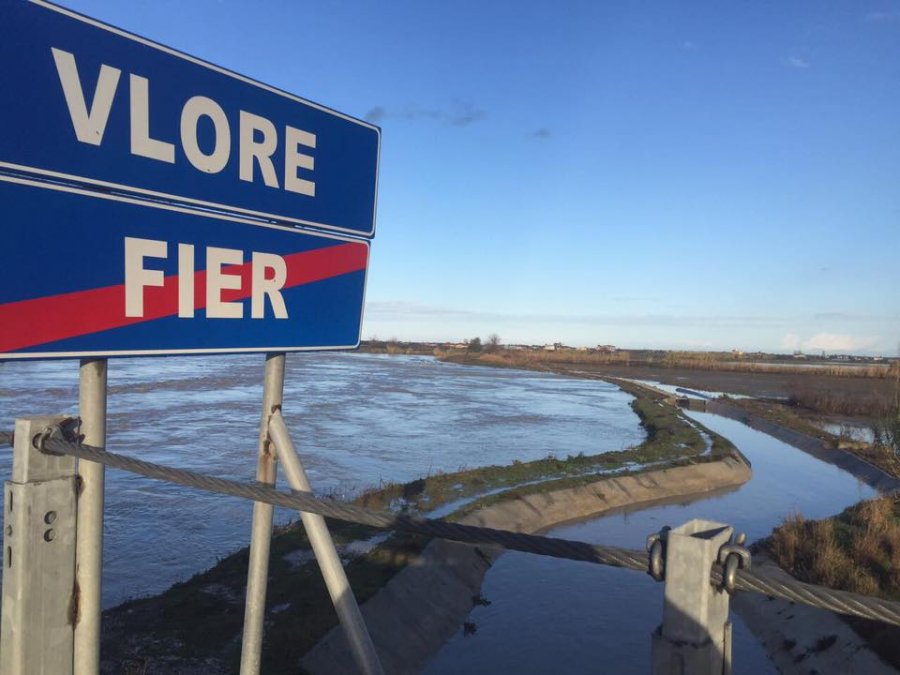 FOTO/ Emergjenca Civile: Ujërat e Vjosës po rikthehen në shtratin natyror