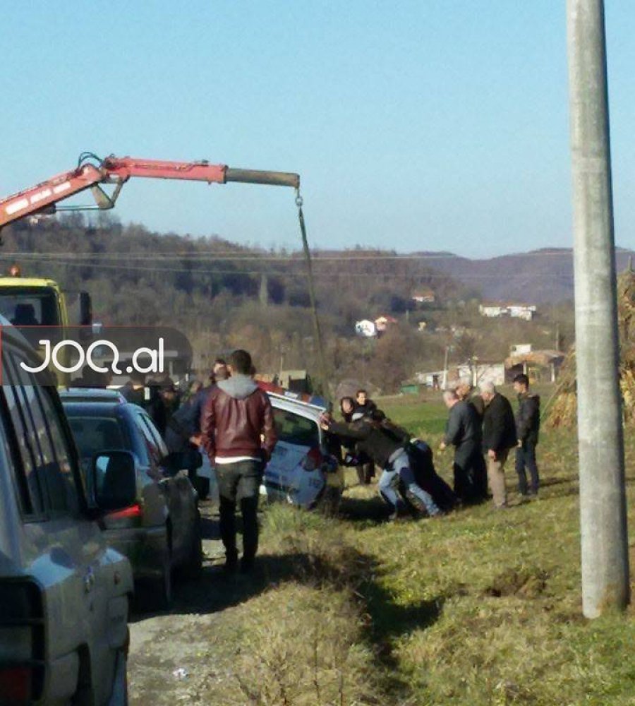 FOTO/ Aksident në Klos, makina e policisë përfundon në kanal