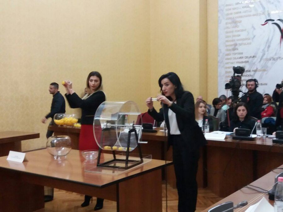 FOTO/ Hidhet shorti për zgjedhjen e anëtarëve të KED, ja emrat e përzgjedhur nga organet e drejtësisë…