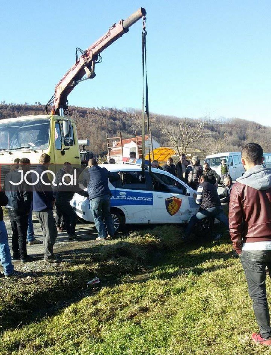FOTO/ Aksident në Klos, makina e policisë përfundon në kanal