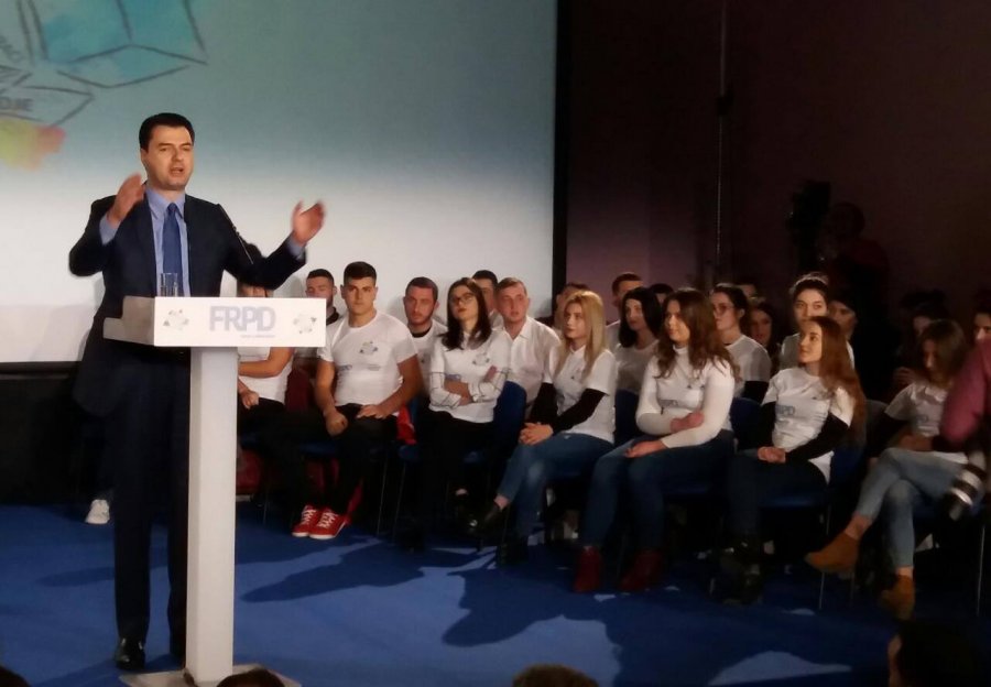VIDEO/ “Ndryshimi do të vijë shpejt”, Basha thirrje të fortë rinisë: Mos zgjidhni largimin, por ngrihuni dhe luftoni ta ndryshojmë Shqipërinë