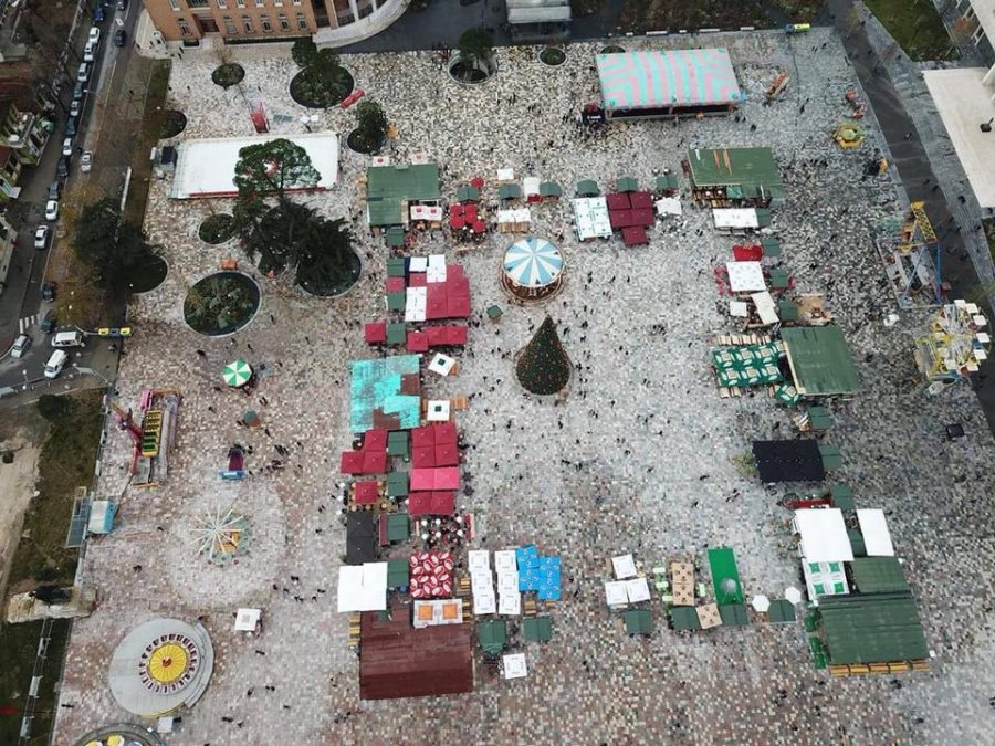 Rama e nis ditën me “qebaptoren” te Sheshi ‘Skënderbej’, qytetarët i ‘përvishen’: Po më tutje sheshit? Apo rroftë kartolina?!