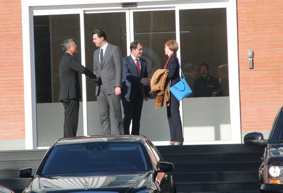 FOTO/ Pas 60 minutash takim, Basha dhe Lu ndahen me shtrëngim duarsh në selinë blu