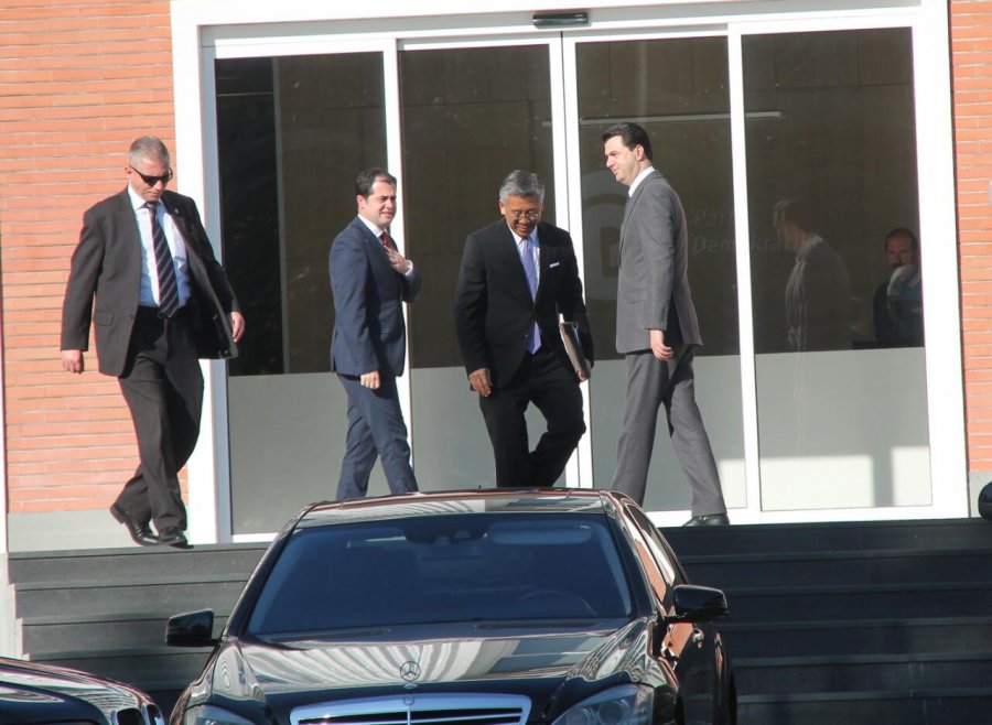 FOTO/ Pas 60 minutash takim, Basha dhe Lu ndahen me shtrëngim duarsh në selinë blu