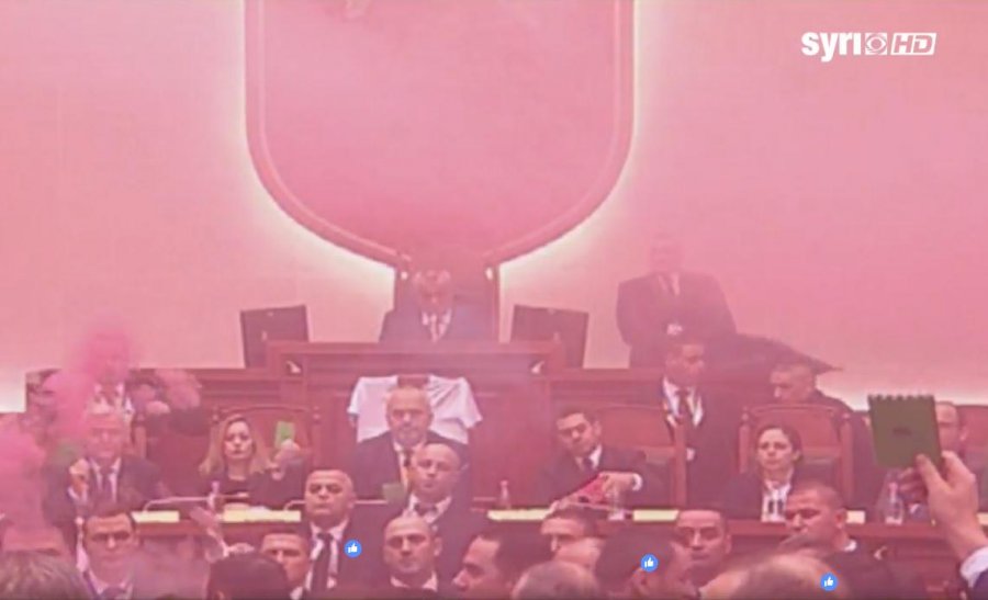 FOTO GALERI/ Opozita hedh tymuese në Parlament, Rama e Ruçi mbrohen me çadër