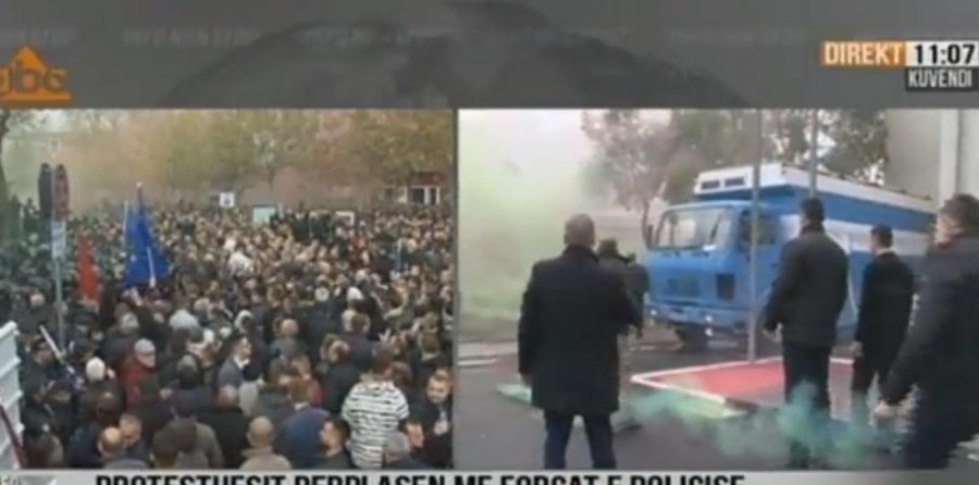 Situata del jashtë kontrollit, policia dhe protestuesit “dhëmbë për dhëmbë”,  gazlotsjellës dhe tymuese
