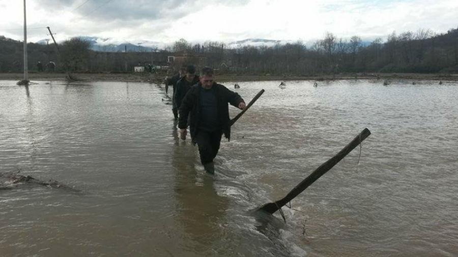 FOTO/ Përmbytet edhe Mati, deputetja e PD: Situata në fshatin Bruc është alarmante