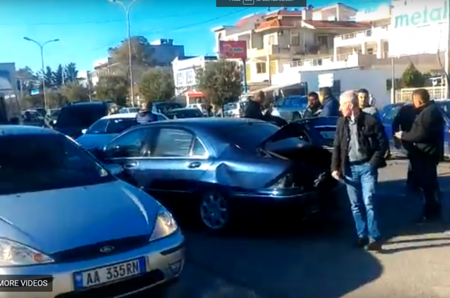VIDEO/ Aksident në Shkozet, Benz-i e “bën përshesh” Fiat-in