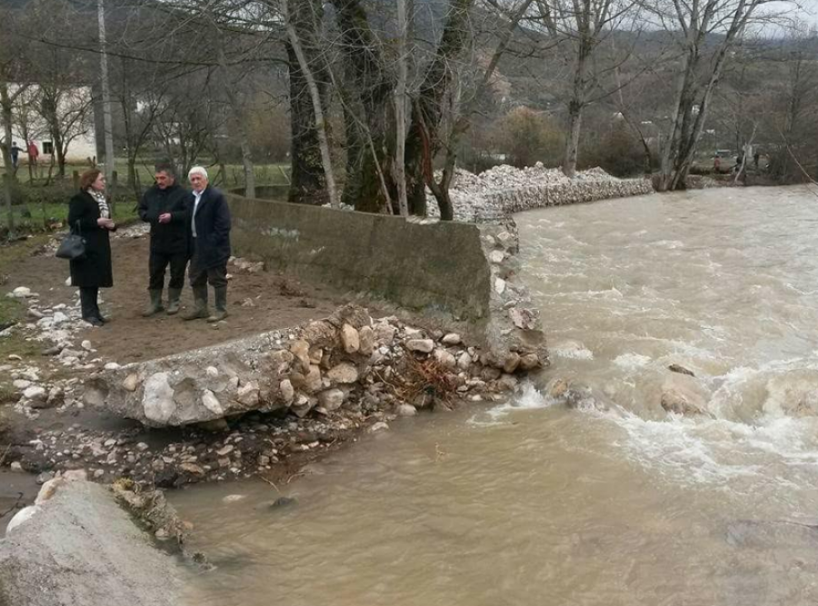 FOTO/ Përmbytet edhe Mati, deputetja e PD: Situata në fshatin Bruc është alarmante