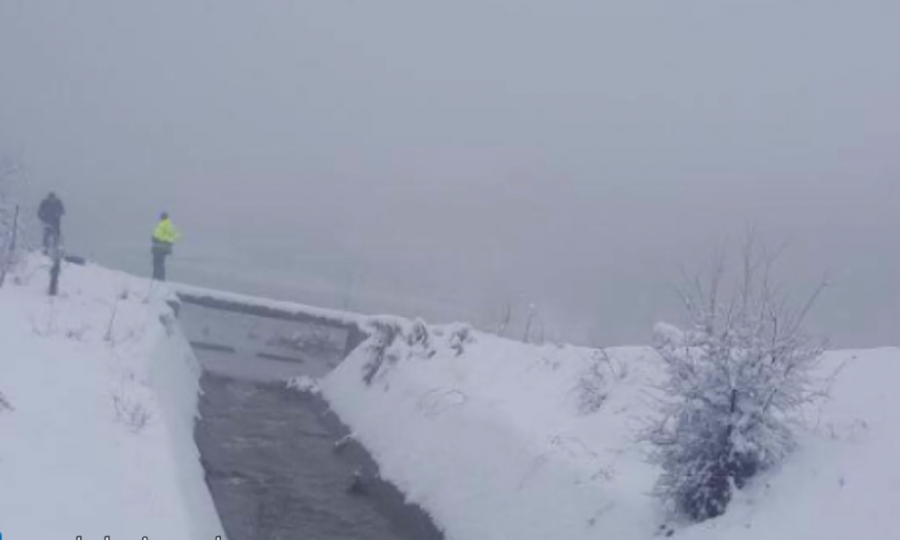 FOTO/ Jugu përmbytet, Kukësi nën acar mbulohet nga dëbora