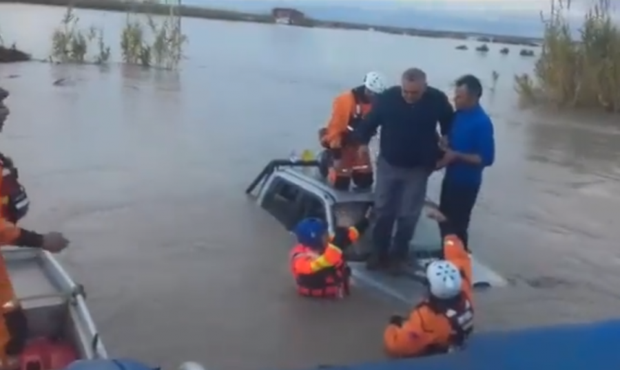 VIDEO/ E frikshme, 4 persona hipin mbi makinë mes ujërave të lumit, Rama publikon pamjet e shpëtimit