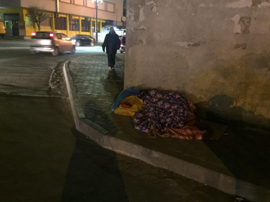 FOTO/ Fati nuk i buzëqesh këtij personi në Elbasan, fle në trotuar kur temperaturat janë nën zero