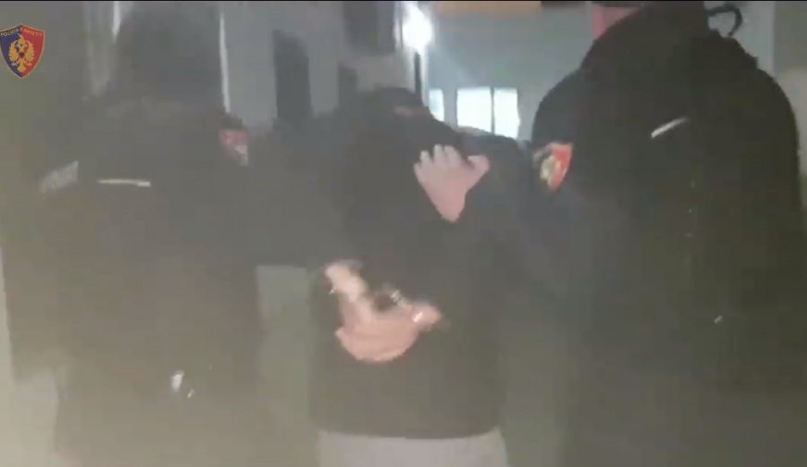 VIDEO/ Besnik Çapja, i super kërkuar nga Interpoli për kokainë arrestohet ‘duke vendosur skedina’