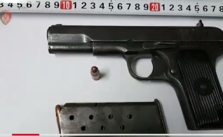 VIDEO/ Arrestohet 25-vjeçari nga Kashari, kanosi me armë mamanë dhe vëllain