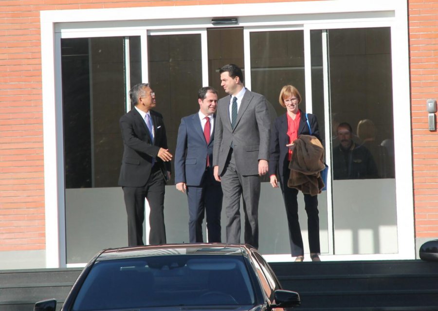 FOTO/ Pas 60 minutash takim, Basha dhe Lu ndahen me shtrëngim duarsh në selinë blu