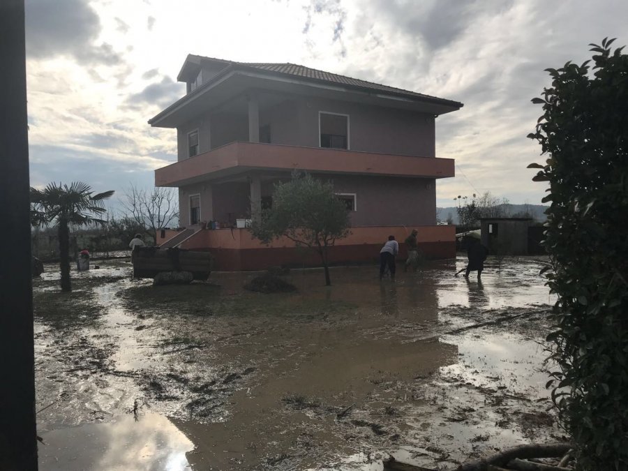 FOTO GALERI/ “U veprua me vonesë”, Basha i gjendet pranë të përmbyturve në Fushë Krujë