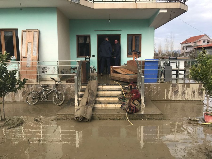 FOTO GALERI/ “U veprua me vonesë”, Basha i gjendet pranë të përmbyturve në Fushë Krujë