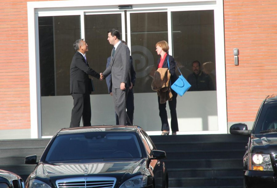 FOTO/ Pas 60 minutash takim, Basha dhe Lu ndahen me shtrëngim duarsh në selinë blu