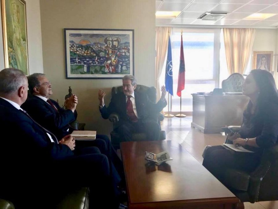FOTO/ Takohen dy miq të vjetër, Berisha pret Prodin: Korrupsioni i qeverisë Rama mban larg investimet e huaja dhe ato italiane