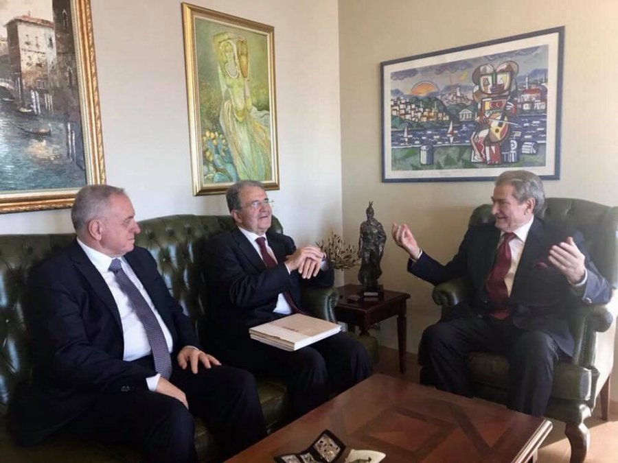 FOTO/ Takohen dy miq të vjetër, Berisha pret Prodin: Korrupsioni i qeverisë Rama mban larg investimet e huaja dhe ato italiane