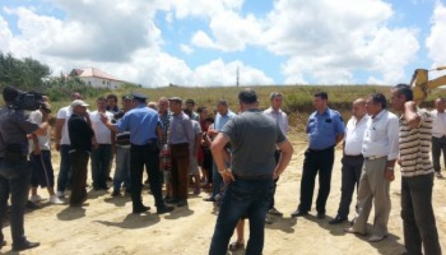 Në Fier përmbytjet pasohen nga protesta për dëmshpërblimet, banorët e Hoxhares bllokojnë rrugën