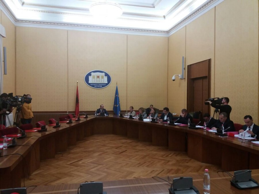 ‘Mbijetojnë’ vetëm 3 nga 7 kandidatë për Kryeprokuror, ja cilët morën “notë” kaluese nga mazhoranca