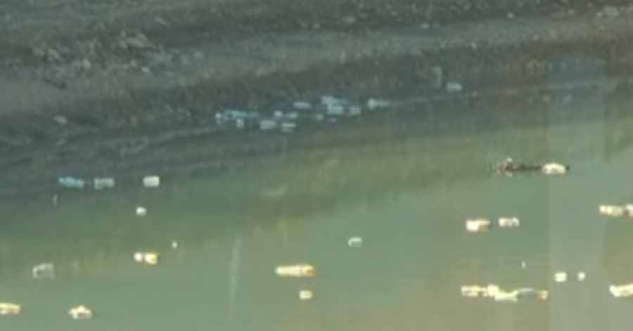 FOTO/ Prurjet nga reshjet ‘fryjnë’ Fierzën me ujë edhe mbeturina