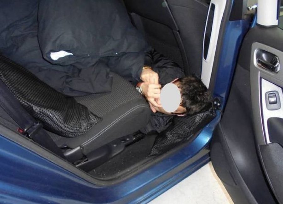 E marrin taksistin nga Durrësi për në Vlorë, por e dhunojnë rrugës dhe i marrin makinën