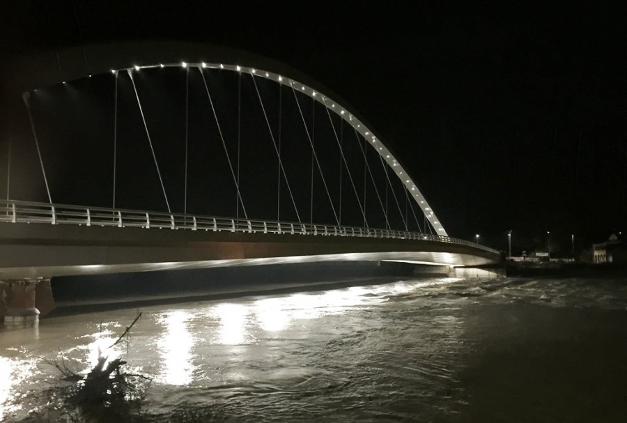 FOTO/ Itali, vetëvritet shqiptari, hidhet nga ura