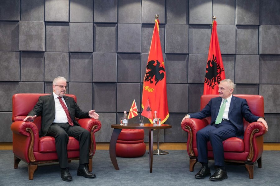 FOTO/ Presidenti Meta me Xhaferrin: Presim miratimin e ligjit për gjuhën shqipe në Maqedoni