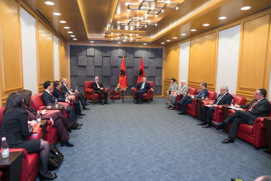 FOTO/ Presidenti Meta me Xhaferrin: Presim miratimin e ligjit për gjuhën shqipe në Maqedoni