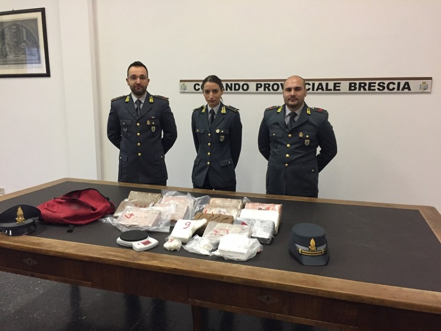 Ndalohen 2 shqiptarë me 15 kg kokainë, 14 vjeçari fshihte ‘mallin’ në çantën e shkollës