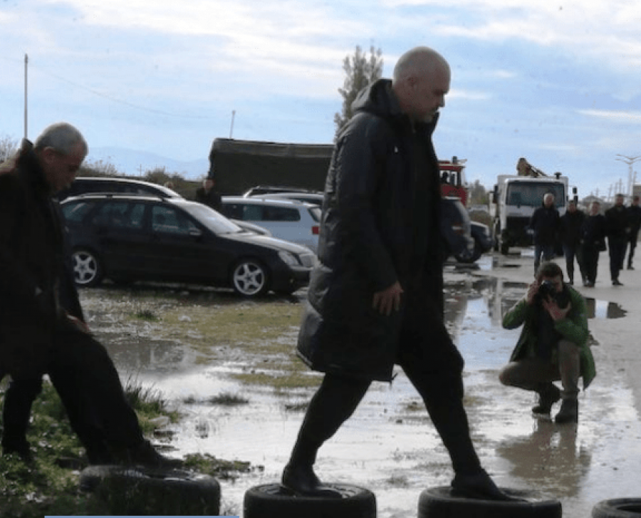 FOTO LAJM/ Gju më gju me popullin – Rama e bën më së miri, fotografi gjithmonë gati