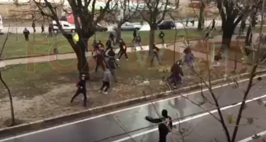 VIDEO/ Luftë në Korçë, gurë dhe grushte mes tifozëve të Skënderbeut dhe Kukësit