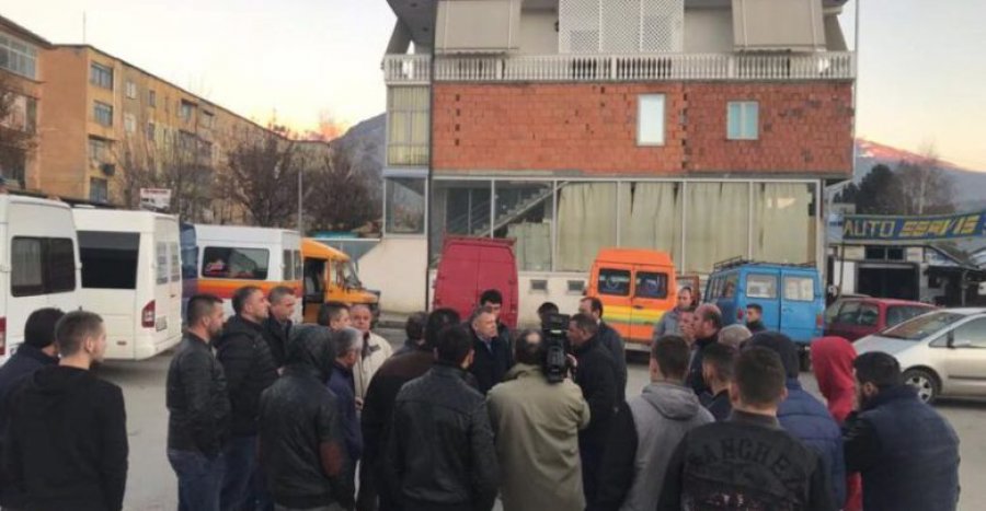 REAGIMI/ Policia kanabiste pengon protestën e shoferëve kundër monopolit dhe korrupsionit në Dibër