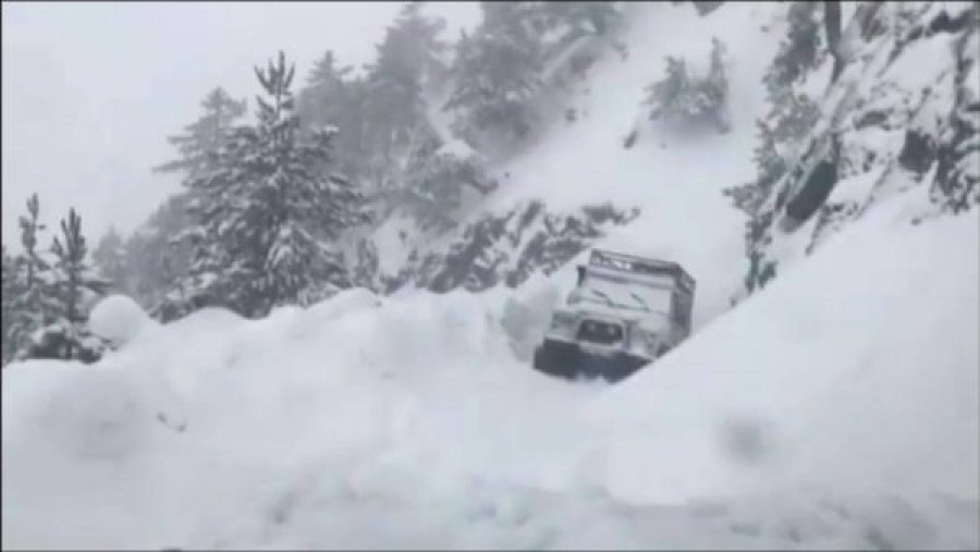 FOTO/ Qëndroi e hapur vetëm 24 orë, dëbora bllokon sërish rrugën Qafë Thore-Theth dhe izolon 200 banorë