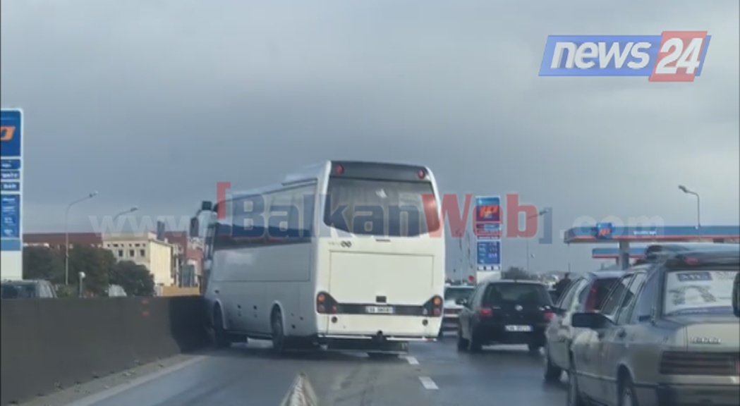 FOTO/ Autobusi përplaset me trafik ndarësen në Sukth, ka vetëm…