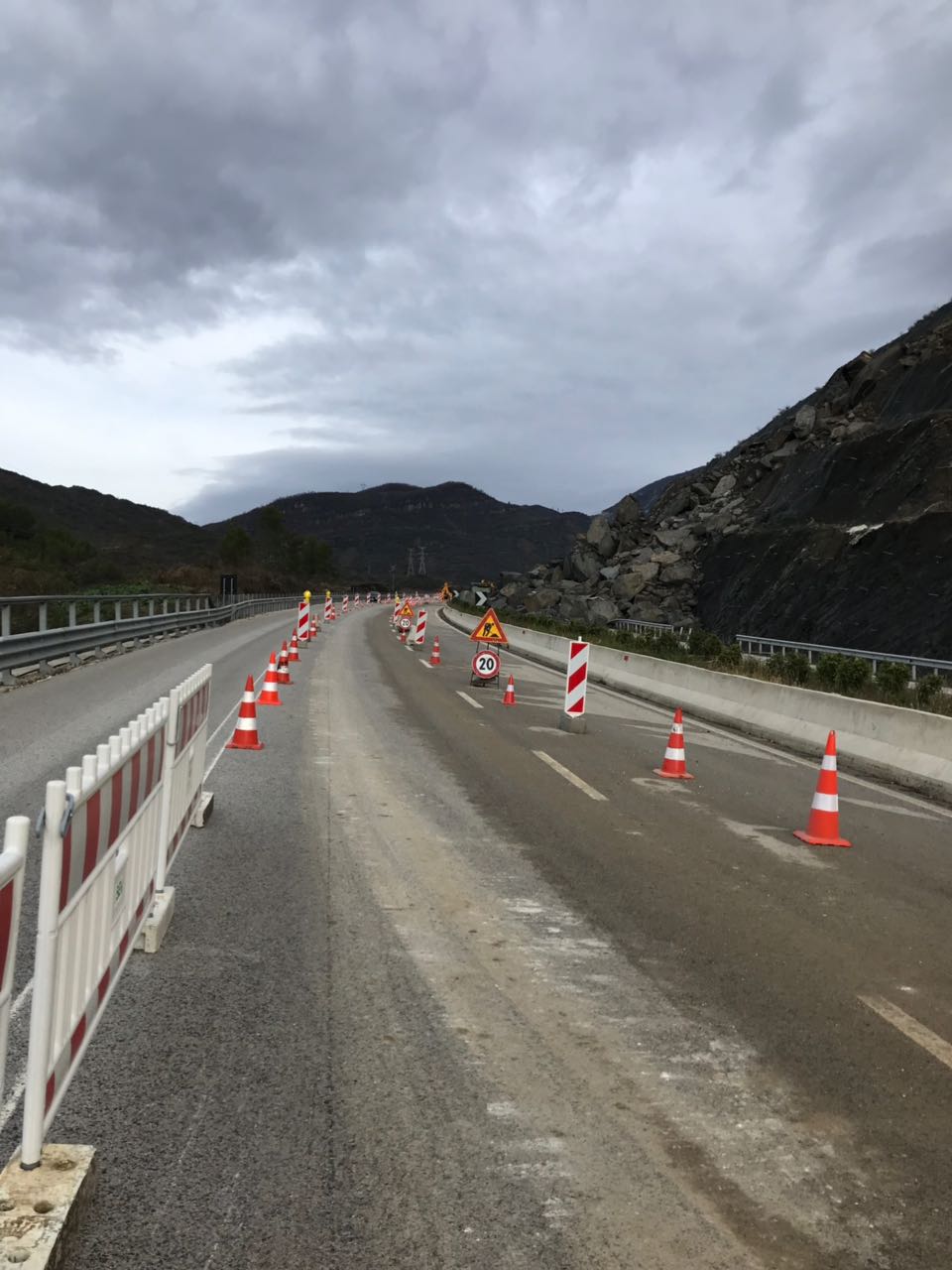 FOTO/ Shmanget Kërraba, gjendet zgjidhja provizore për qarkullimin e mjeteve në Elbasan-Tiranë, ja detajet e fundit …