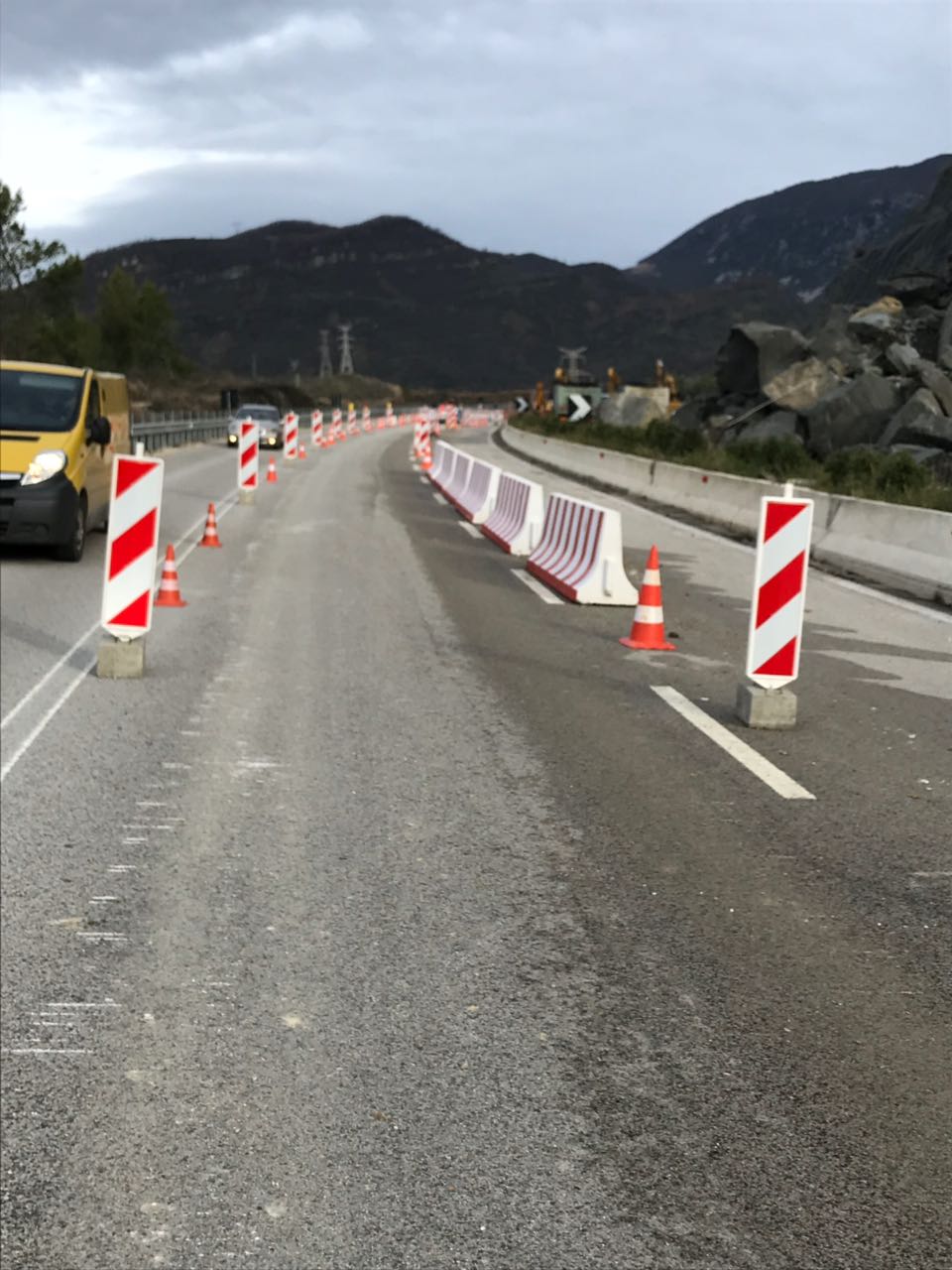 FOTO/ Shmanget Kërraba, gjendet zgjidhja provizore për qarkullimin e mjeteve në Elbasan-Tiranë, ja detajet e fundit …