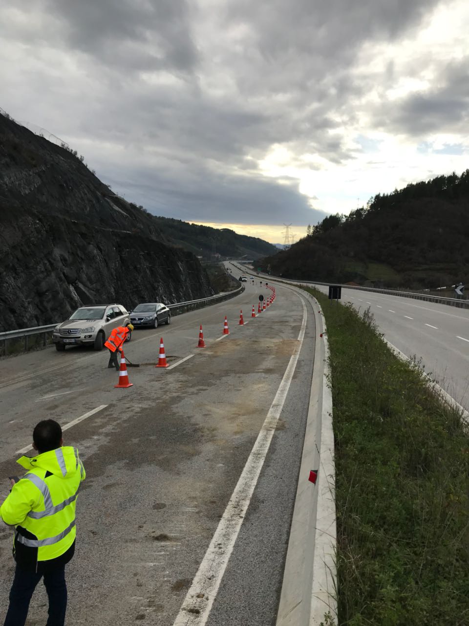 FOTO/ Shmanget Kërraba, gjendet zgjidhja provizore për qarkullimin e mjeteve në Elbasan-Tiranë, ja detajet e fundit …