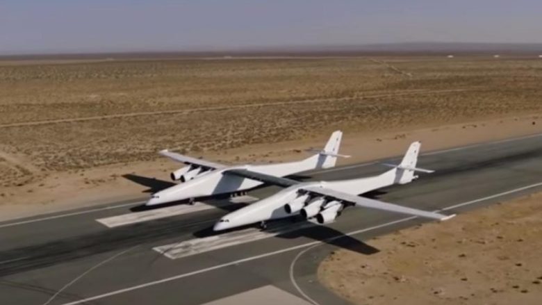 VIDEO/Avioni “siamez” kalon me sukses testin e fluturimit