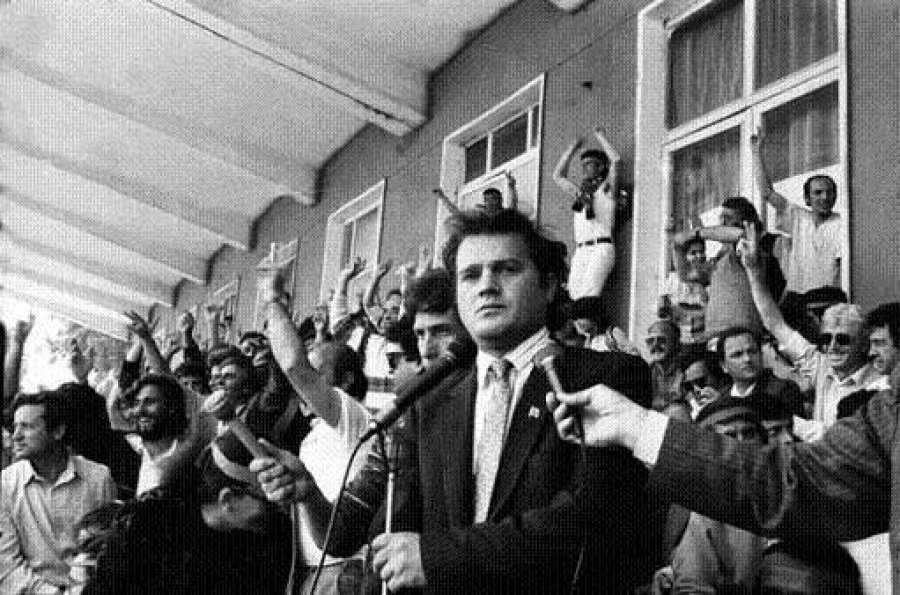 ‘Gëzuar 8 dhjetorin, Ditën Kombëtare të Rinisë’, Berisha kujton lëvizjen studentore: Azem, ti je gjallë!