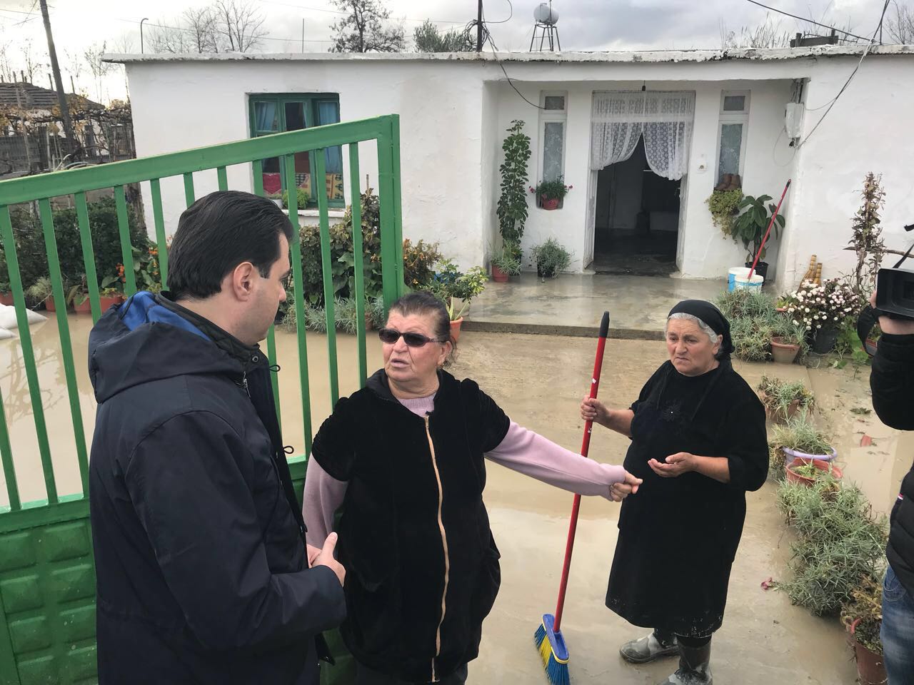 FOTO/ Përmbytjet në Fier, Basha ndalet në Ferras: Qeveria ka braktisur banorët, urgjent furnizimi me ujë të pijshëm