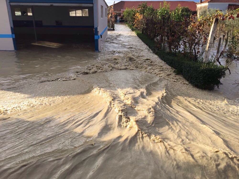 FOTO GALERI/ Niveli i ujit mbi 1 metër bllokon 6 fshatra të Vlorës, lëvizet vetëm me gomone e helikopter