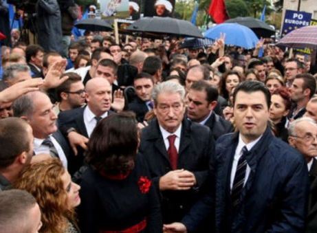 PROTESTA/ Basha mbledh grupin e PD në selinë blu, ja skenarët e protestës para Parlamentit