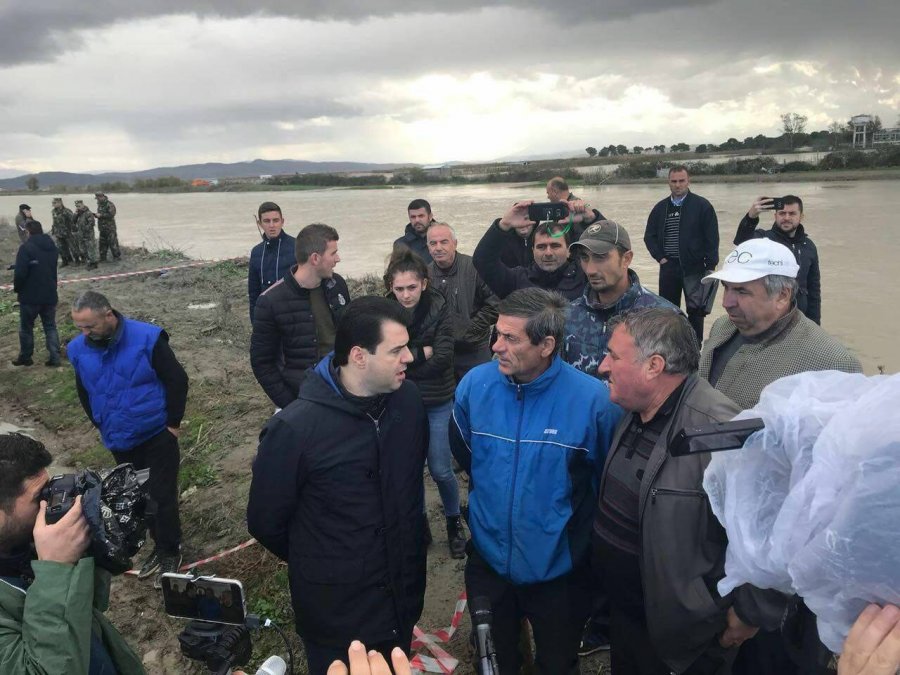 FOTO GALERI/ Përmbytjet në Fier bashkojnë Subashin me Bashën, kryedemokrati: Emergjente ndihma me ushqime, veshje dhe strehim