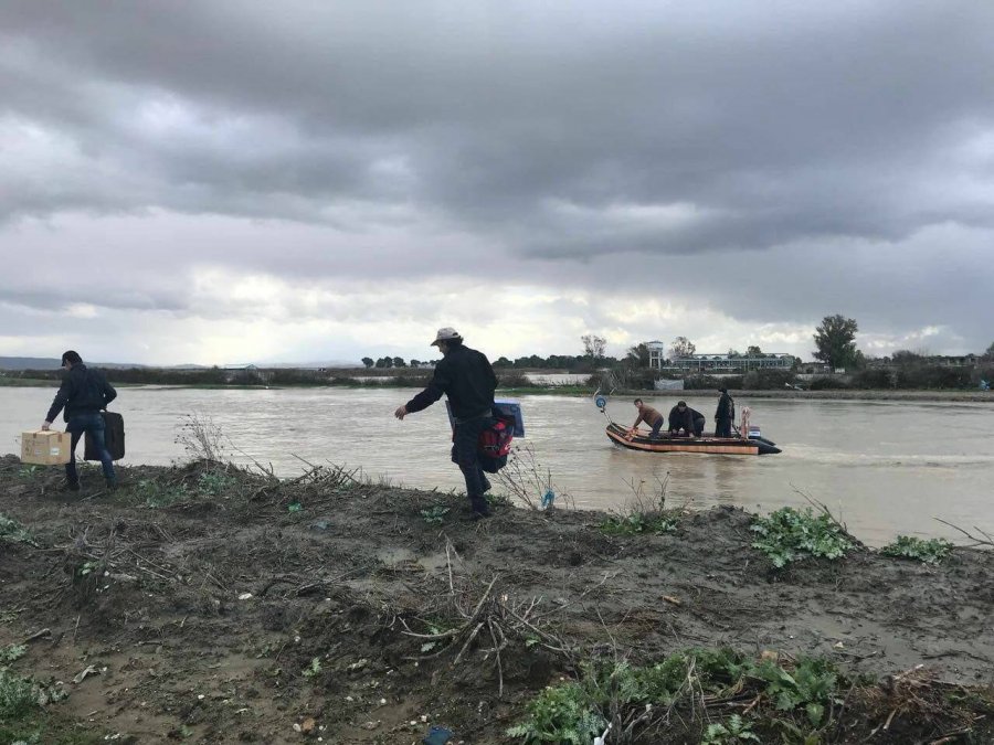 FOTO GALERI/ Përmbytjet në Fier bashkojnë Subashin me Bashën, kryedemokrati: Emergjente ndihma me ushqime, veshje dhe strehim