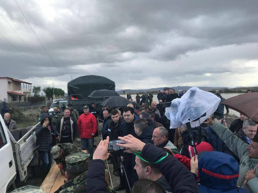 FOTO GALERI/ Përmbytjet në Fier bashkojnë Subashin me Bashën, kryedemokrati: Emergjente ndihma me ushqime, veshje dhe strehim